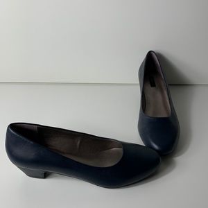 Array LILY Navy Smooth Leather Round Toe Slip On Pumps, Size Women’s 9.5M